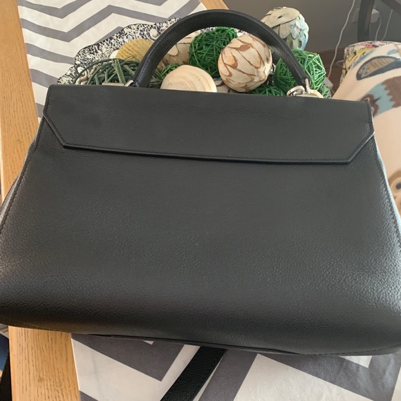 Louis Vuitton Lock Me II - Picture 5 of 8